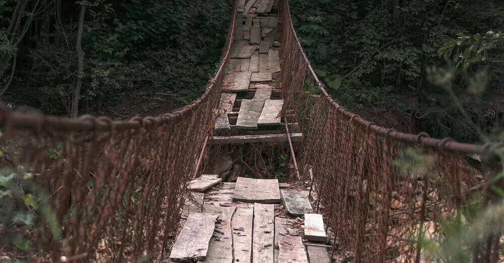 Suspension bridge broke during a holiday hike: a couple of tourists fell from a height of 20 meters in Indonesia and died