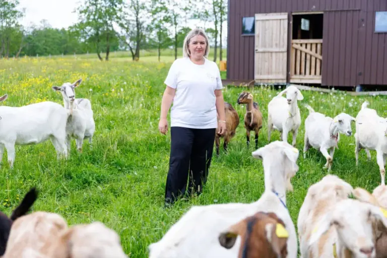 Eriko Ovčarenko / BNS photo./Loreta Malyginienė with goats