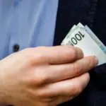 LAT rejected the lawyer's assistant's complaint in the bribery case