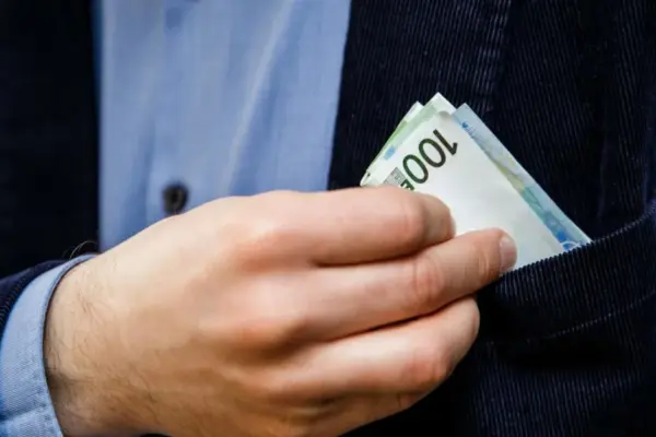 LAT rejected the lawyer's assistant's complaint in the bribery case