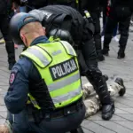 Mass brawl in an apartment courtyard in Vilnius: police subdued 6 men, several cars damaged