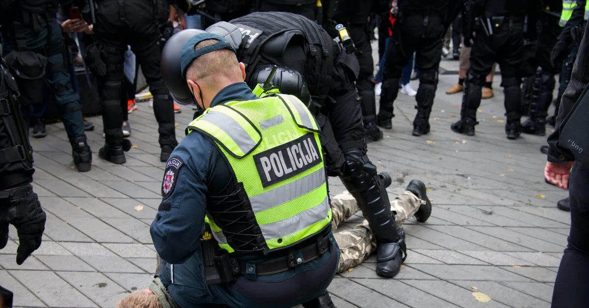Mass brawl in an apartment courtyard in Vilnius: police subdued 6 men, several cars damaged