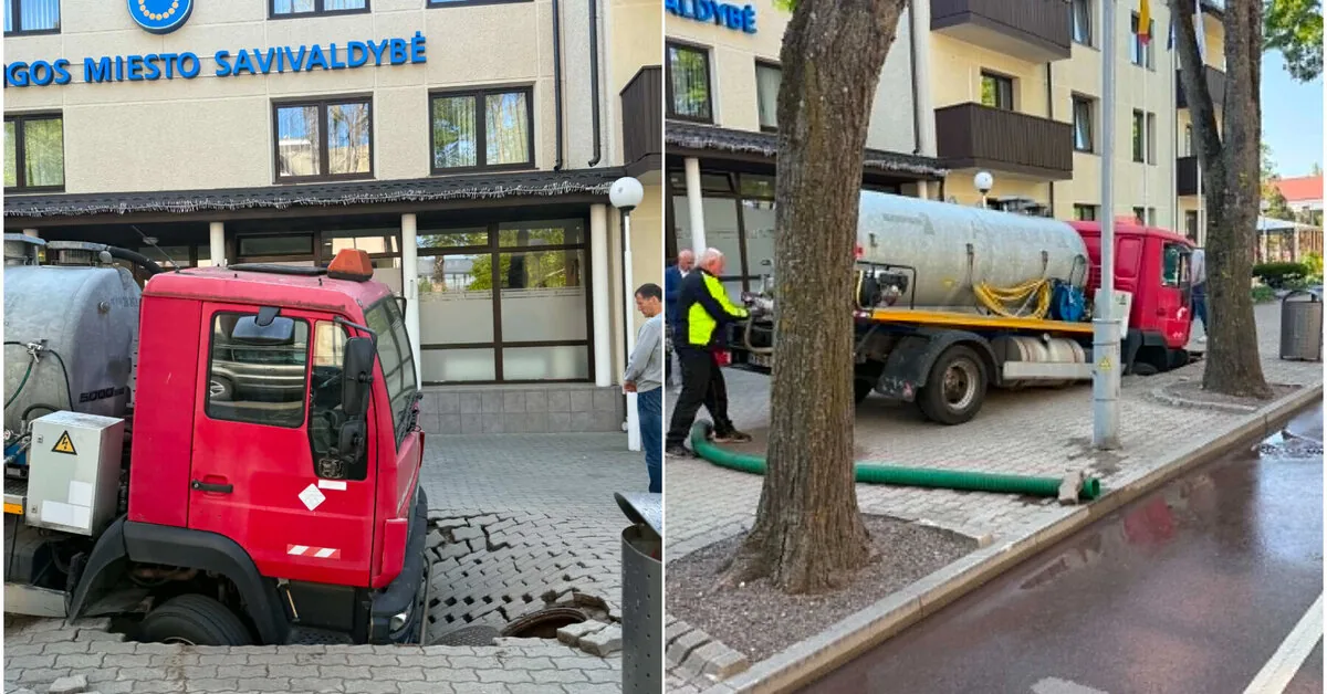 Po Palangos savivaldybės langais atsivėrė smegduobė: įstrigo sunkvežimis