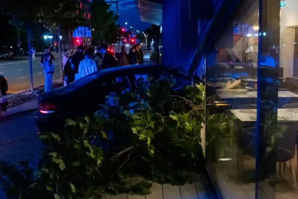 A BMW car drove into the "Courtyard by Marriott Vilnius" hotel on Rinktinės street