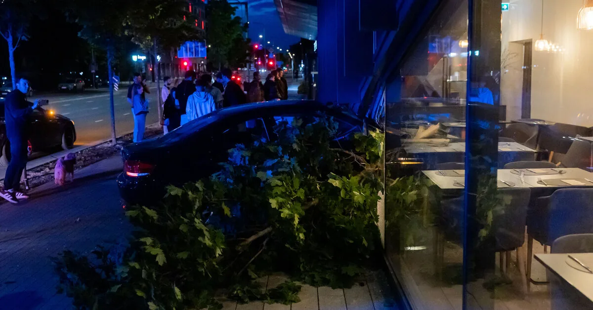 A BMW car drove into the "Courtyard by Marriott Vilnius" hotel on Rinktinės street