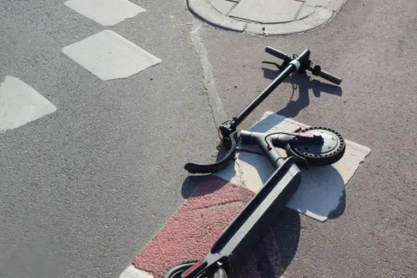 Serious collision: car hit a scooter on a bike path, two children hospitalized