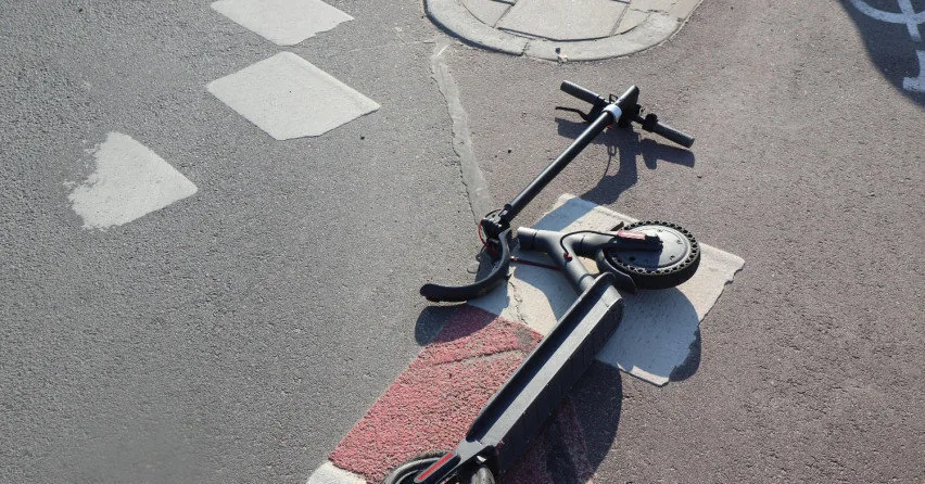 Serious collision: car hit a scooter on a bike path, two children hospitalized