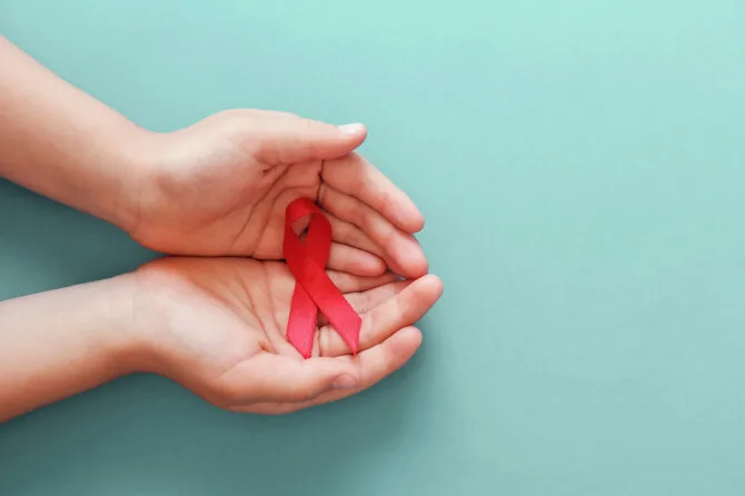 123RF.com nuotr./Raudonas kaspinas – tarptautinis paramos, prevencijos ir solidarumo su užsikrėtusiais ŽIV ir sergančiais AIDS simbolis