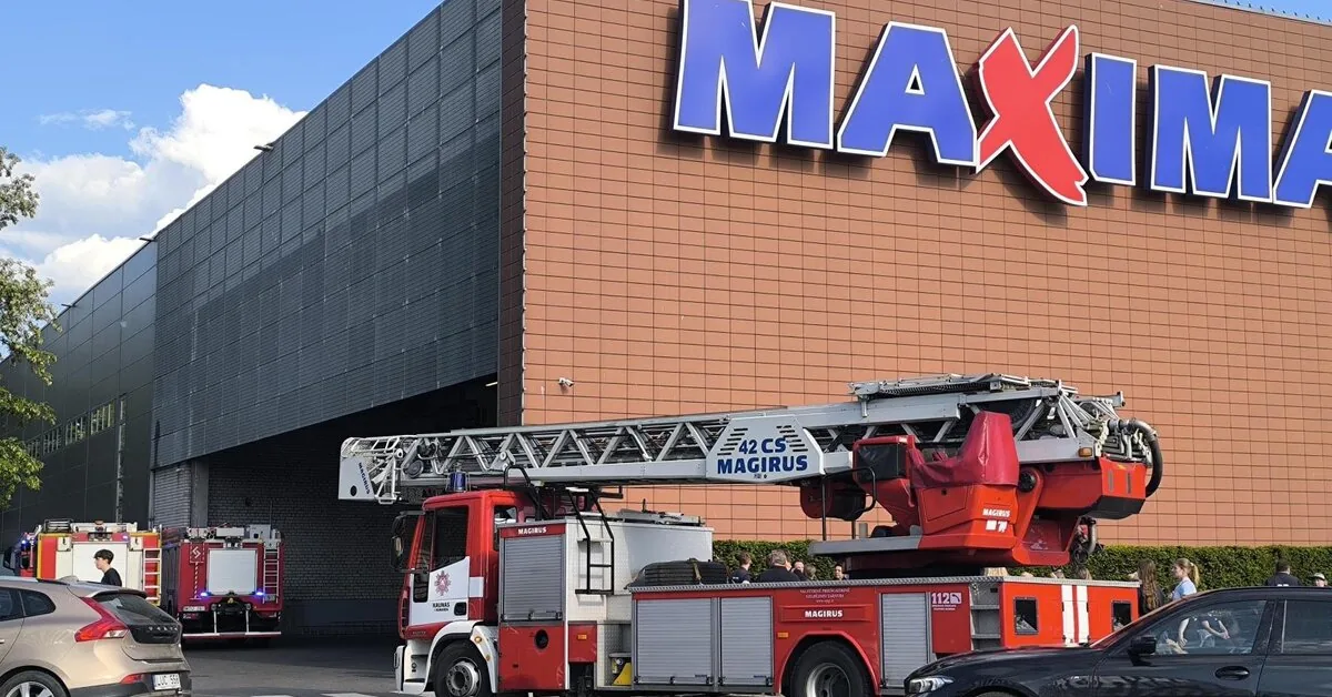 General evacuation at "Akropolis" in Kaunas: people ordered to leave their cars as well