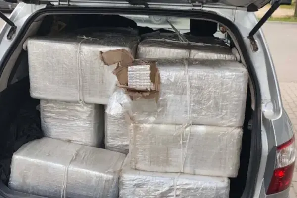 Officials seized a shipment of smuggled cigarettes: it is suspected that it arrived by hot air balloons