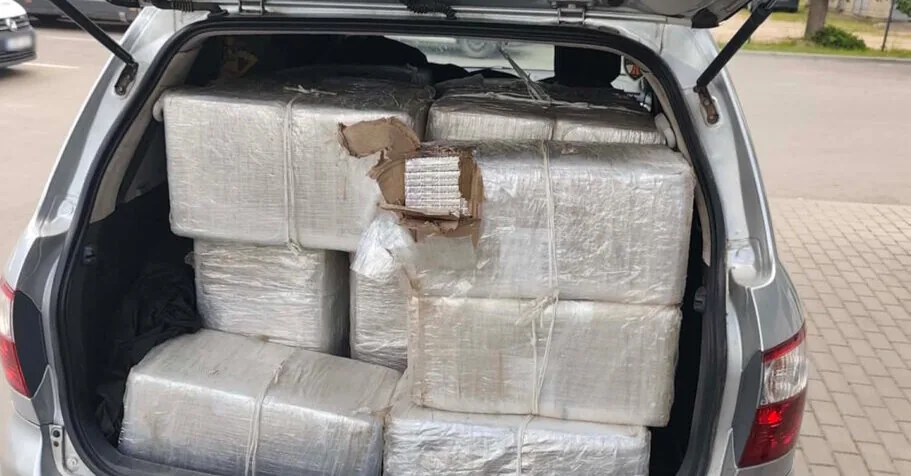 Officials seized a shipment of smuggled cigarettes: it is suspected that it arrived by hot air balloons