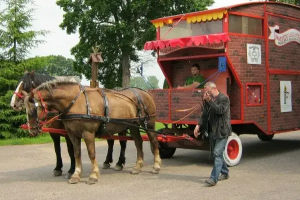 The Puppet Wagon Theatre's wagon, having fallen into a ditch, did not stop the tour: the performance in Panevėžys district will still take place