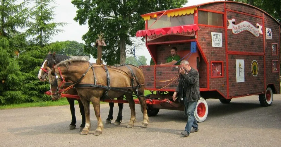The Puppet Wagon Theatre's wagon, having fallen into a ditch, did not stop the tour: the performance in Panevėžys district will still take place