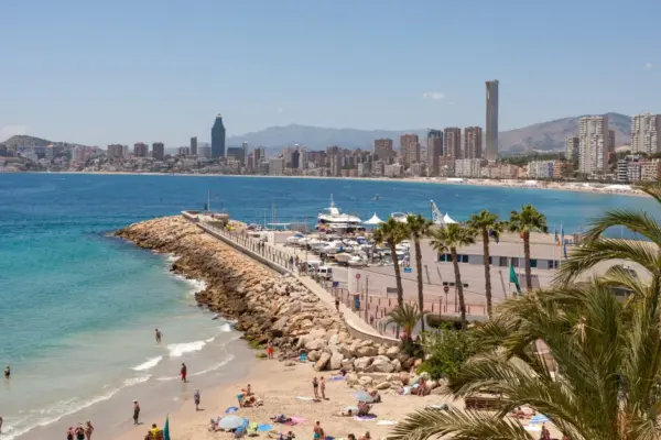 Horror: Briton tried to drown a stranger on the beach and suffocate a boy in the sand