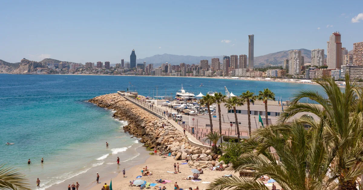 Horror: Briton tried to drown a stranger on the beach and suffocate a boy in the sand
