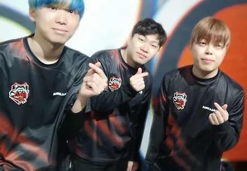 Crazy Rakoon players show finger heart on request. Tensai stands on the right side