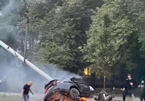 Vilniuje automobiliui atsitrenkus į stulpą žuvo du jaunuoliai