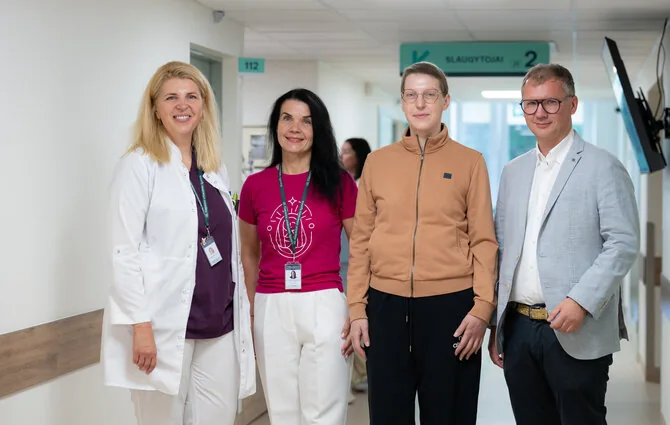 KUL nuotr./A.Čižauskaitė, KUL direktorė ekonomikai ir valdymui Jūratė Grubliauskienė, pacientė Rasa, profesorius P. Pluta