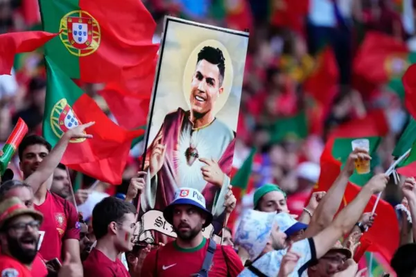 Again threatening human destruction: what do mysterious stones and Ronaldo's followers have in common?