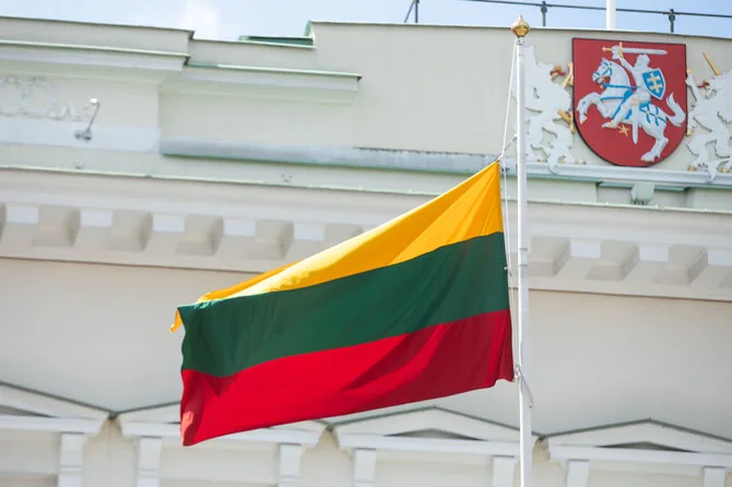 Roberto Riabovo / BNS nuotr./Valstybės vėliavų pakėlimo ceremonija Prezidentūros aikštėje
