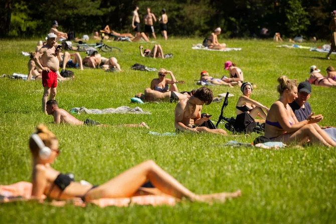 Patricija Adamovič / BNS photo/Vilnius residents enjoy a hot Saturday by the lake