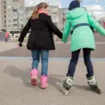 10-metė riedučiais išriedėjo į gatves Virbalyje, o atsidūrė Kaune – ligoninėje