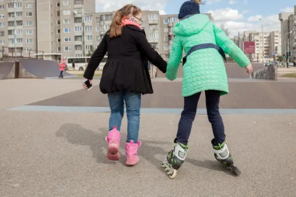 10-metė riedučiais išriedėjo į gatves Virbalyje, o atsidūrė Kaune – ligoninėje