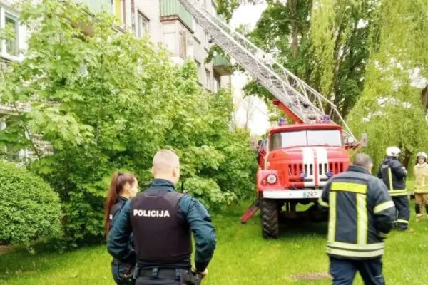 Venous blood clot: passerby saw a 2-year-old child walking on the windowsill