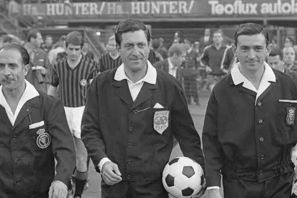 Men in black clothes: you won't believe how the first football referees dressed