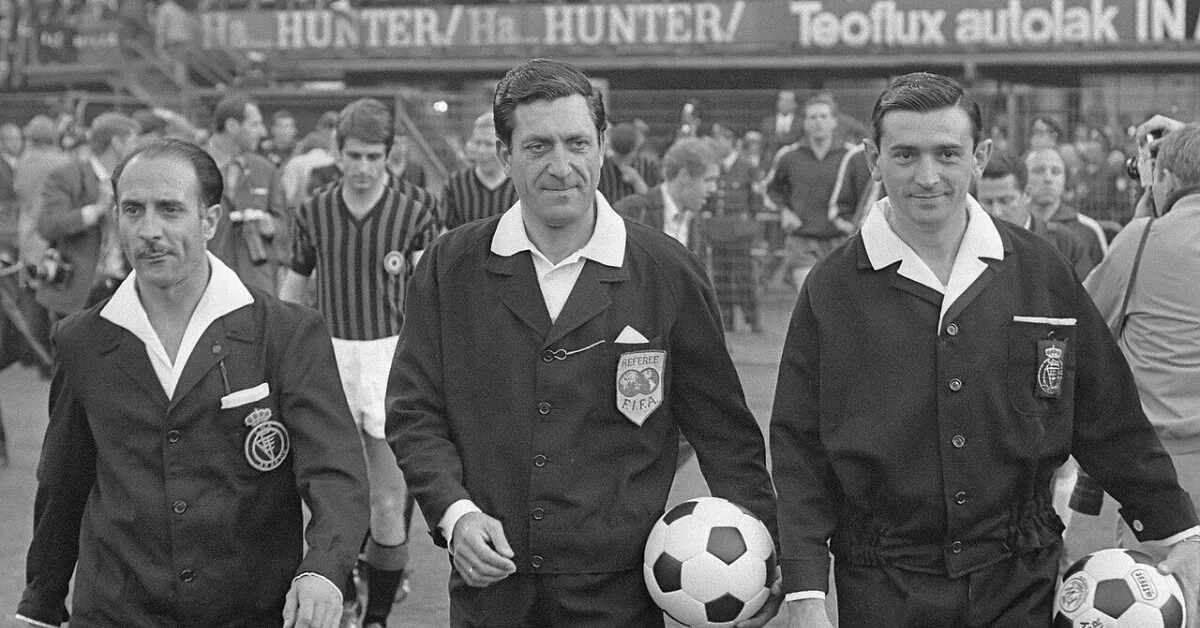 Men in black clothes: you won't believe how the first football referees dressed