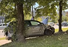 In Vilnius, a car crashed into a bus stop with people: one girl died