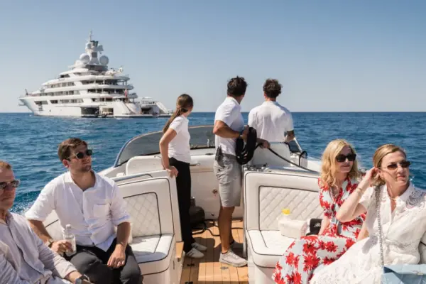 The US Ambassador to Tokyo has not yet arrived: showed off his superyacht where the Italian elite party