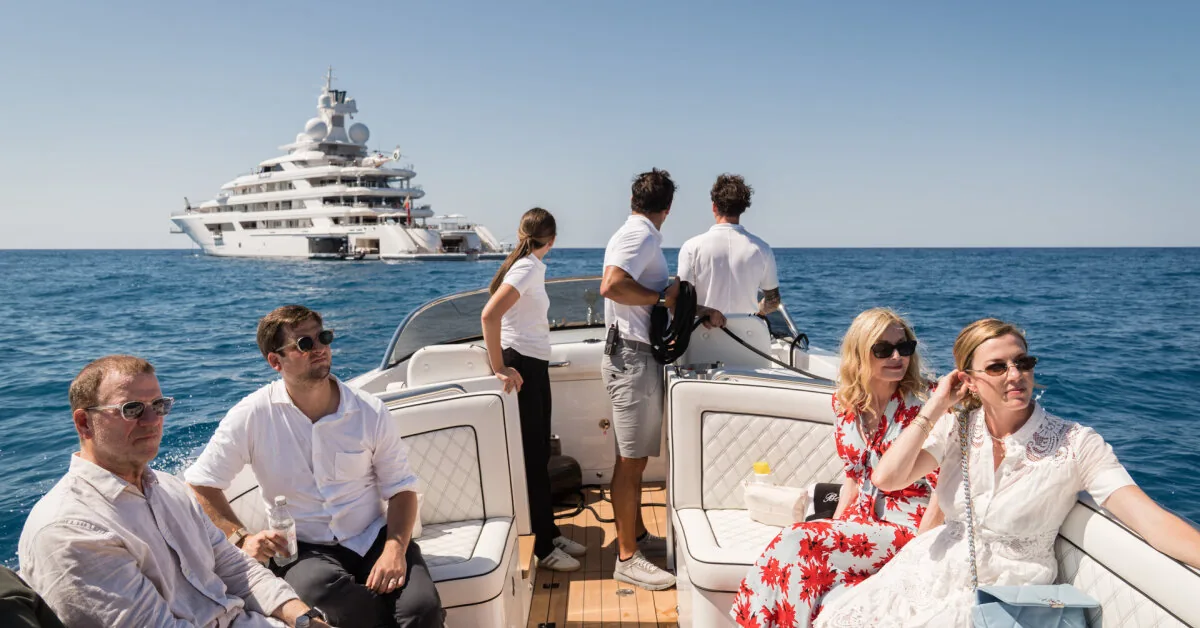 The US Ambassador to Tokyo has not yet arrived: showed off his superyacht where the Italian elite party