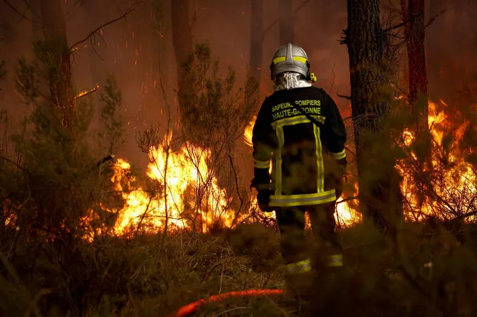 Firefighters and volunteers in France fighting forest fires / Romain Perrocheau / AFP photo