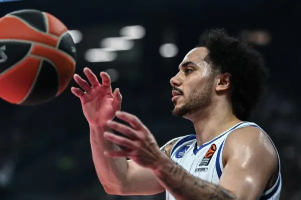 Larkin, who became Šaras' protégé, criticized "Anadolu Efes": "They said one thing, did another"