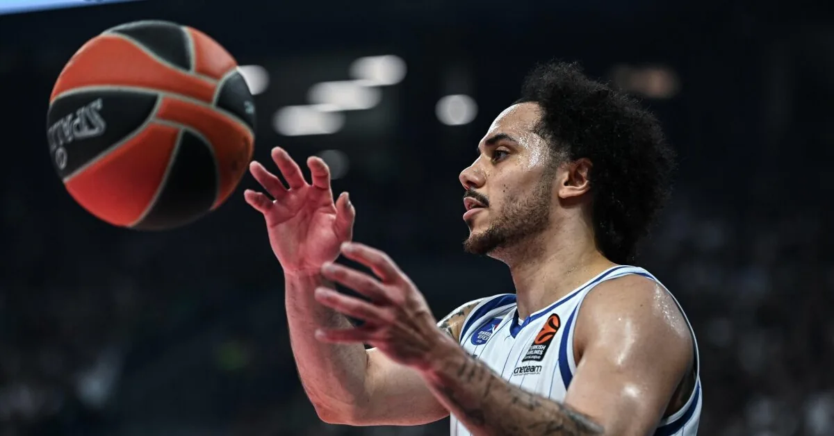 Larkin, who became Šaras' protégé, criticized "Anadolu Efes": "They said one thing, did another"