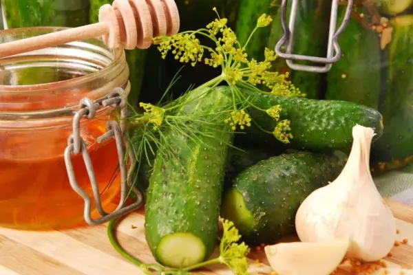 Crispy, fragrant and slightly sweet: try cucumber pickle with honey