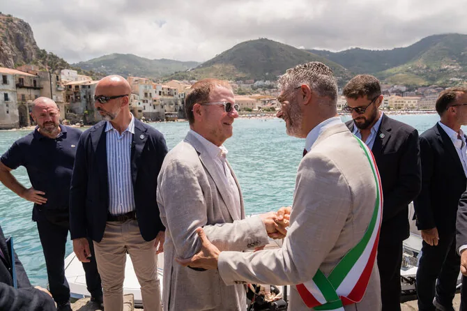 Gianni Cipriano/ „The New York Times“/Tilmanas Fertitta ir Čefalu meras Daniele Tumminello