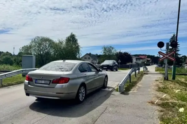 Mistika: STOP road sign disappears and then reappears again
