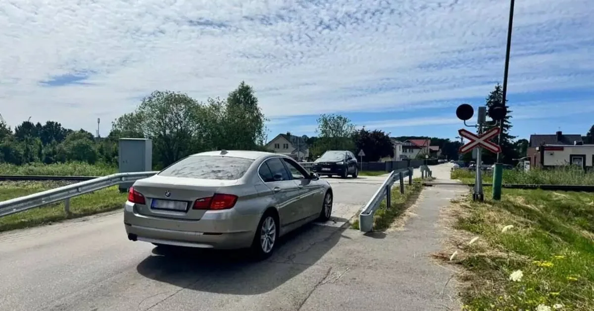 Mistika: STOP road sign disappears and then reappears again