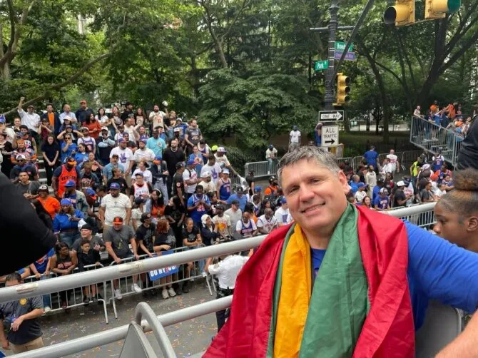 Alvydas Pazdrazdis with the Lithuanian tricolor at the „Knicks“ championship parade