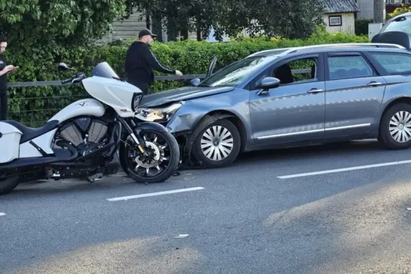 Collision between a Citroen car and a Victory motorcycle