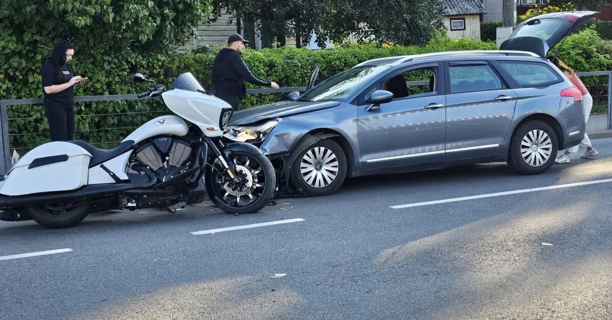 Collision between a Citroen car and a Victory motorcycle