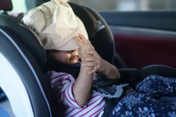 4 mitai, kuriais vis dar tiki vairuotojai: automobilis per karščius akimirksniu gali tapti spąstais