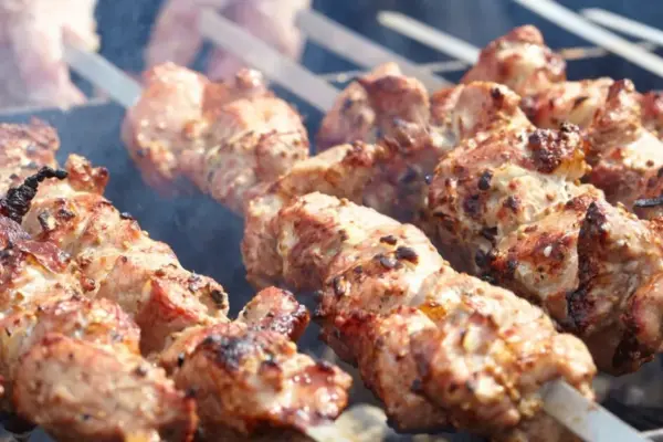 Lithuanians have finally settled the shashlik debate: here is the marinade that won, and the answer about beer will surprise you