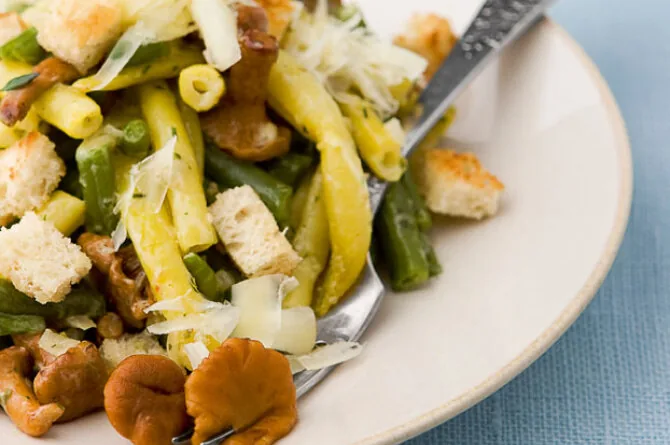 Green bean and chanterelle stew