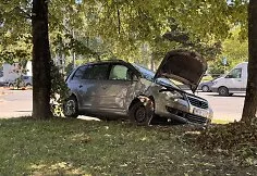 In Vilnius, a car crashed into a bus stop with people: one girl died
