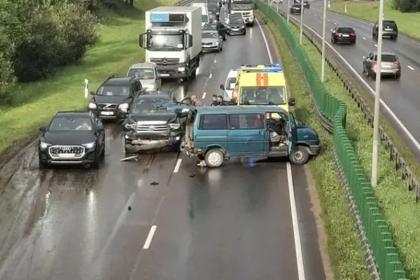 In Vilnius – accident right next to the hospital, driver injured, traffic jams stretched
