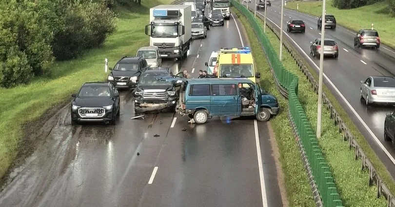 In Vilnius – accident right next to the hospital, driver injured, traffic jams stretched