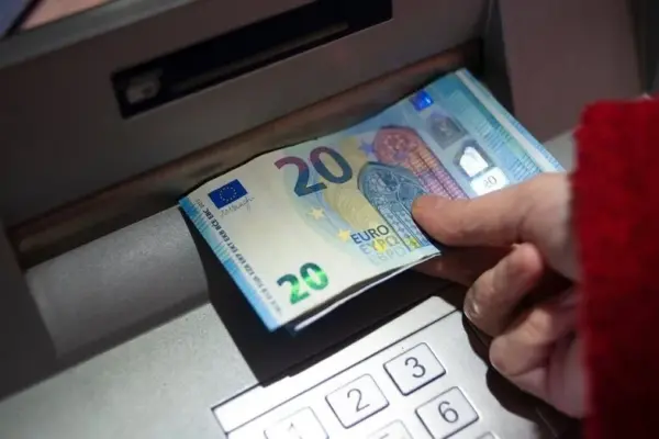 Cash is receding from everyday life: when might you still need it?